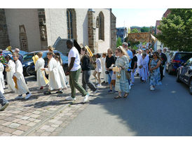 Fronleichnamsprozession durch die Straßen von Naumburg (© Karl-Franz Thiede)